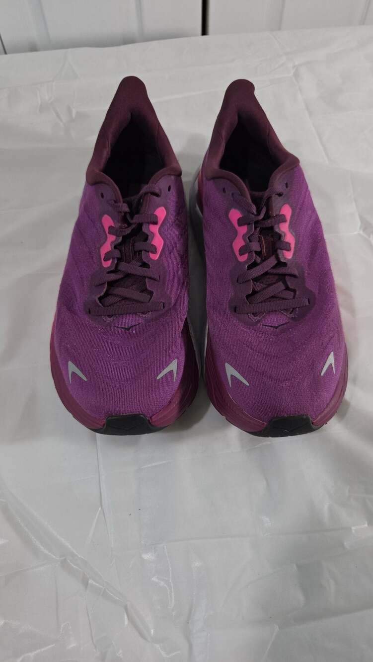 HOKA Women's Arahi 6 Running Shoes Grape Wine Beautyberry